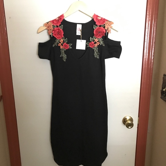 Cold shoulder embroidered bodycon dress🌷 - Picture 3 of 5