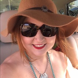 Meet your Posher, Laura lee