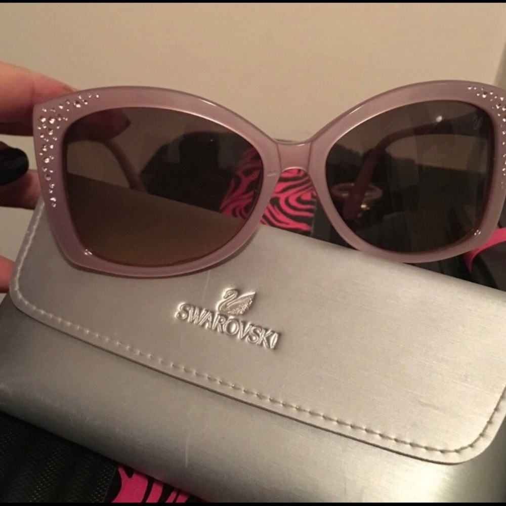 Gorgeous swarovski sunglasses...