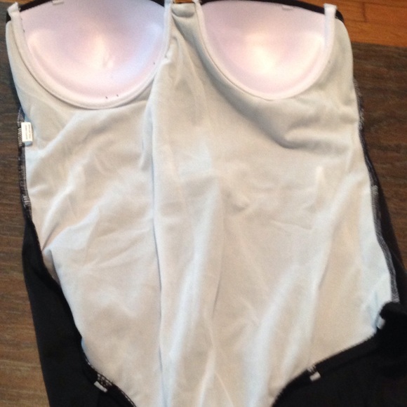 ๐ฆSexy Black & White One Piece๐ฆ - Picture 3 of 6