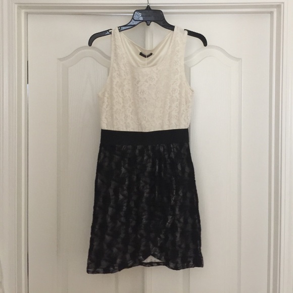 NWT black and white lace top - Picture 1 of 3