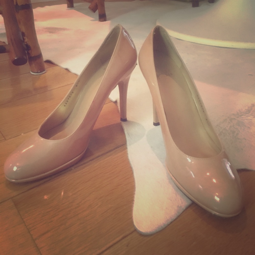 Stuart Weitzman nude/tan patent leather pumps