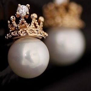 Small stud for ears with crown on top