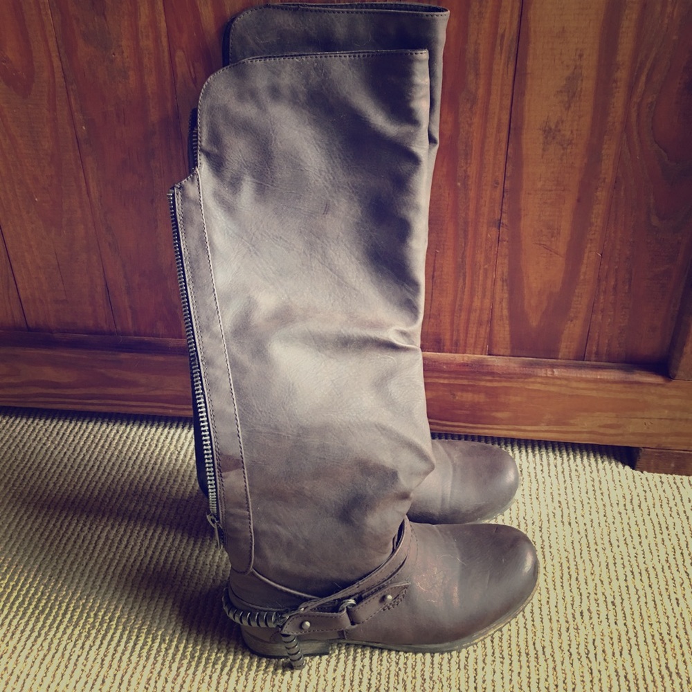 Knee-high Aldo back zipper boots