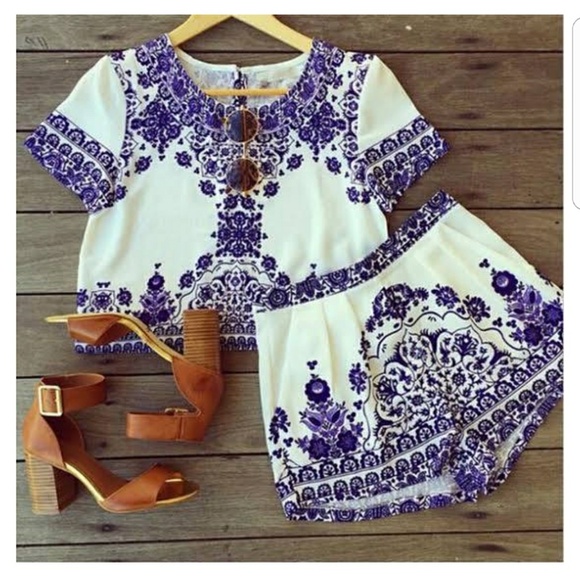 Blue and white crop top & shorts set - Picture 2 of 4