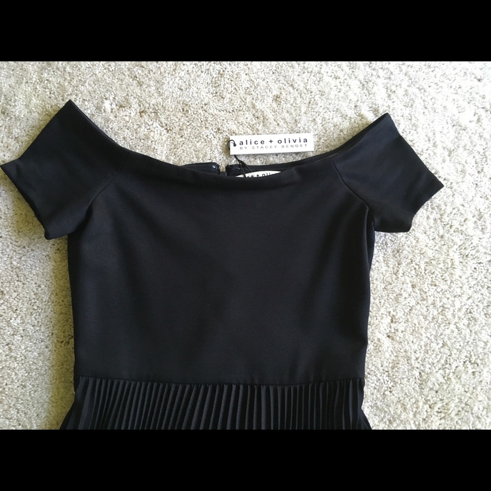 Alice + Olivia Off-the-Shoulder Pleated Skirt Gown - Picture 6 of 7