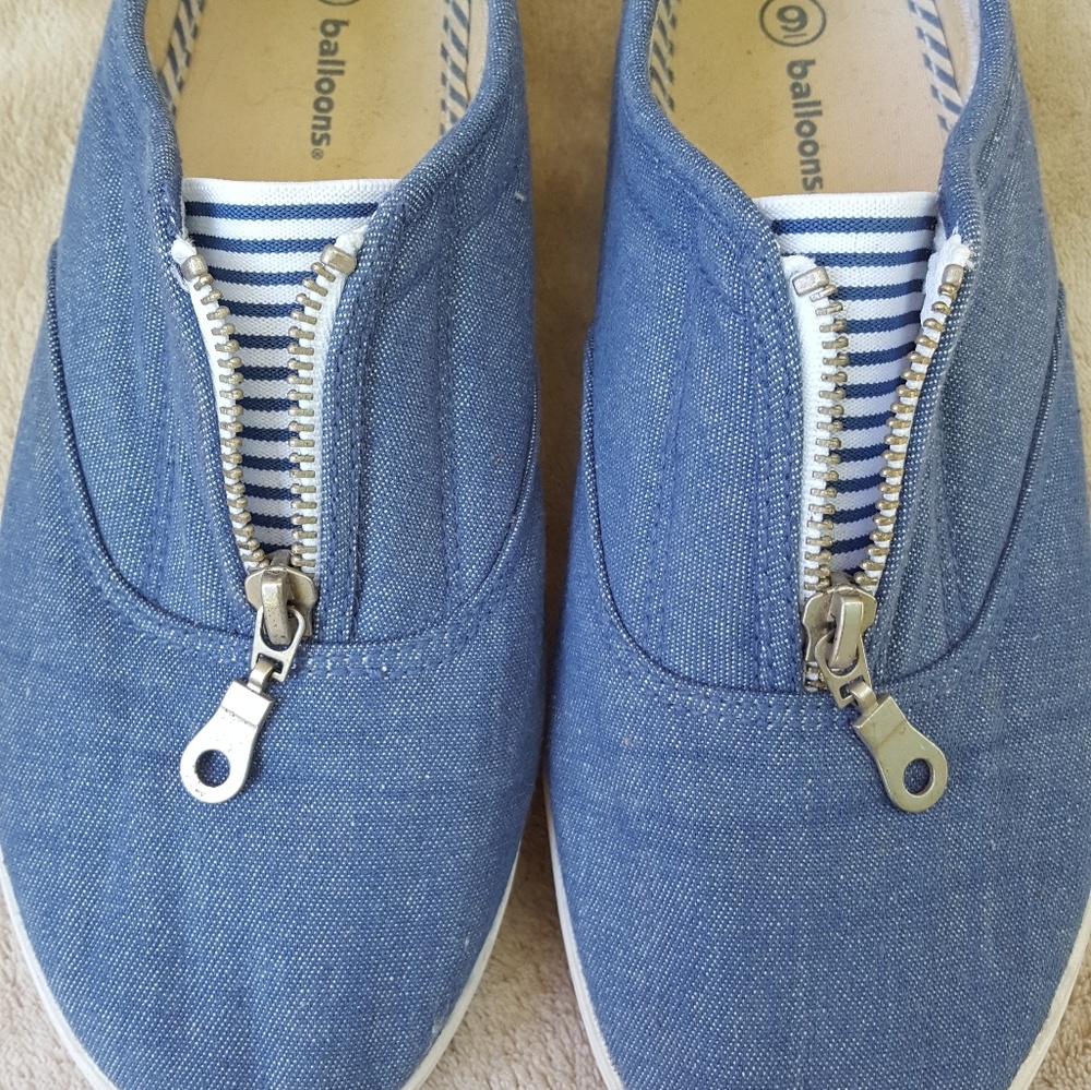 Balloons athletic shoes, size 9