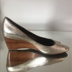 Brand new Tahari wedges