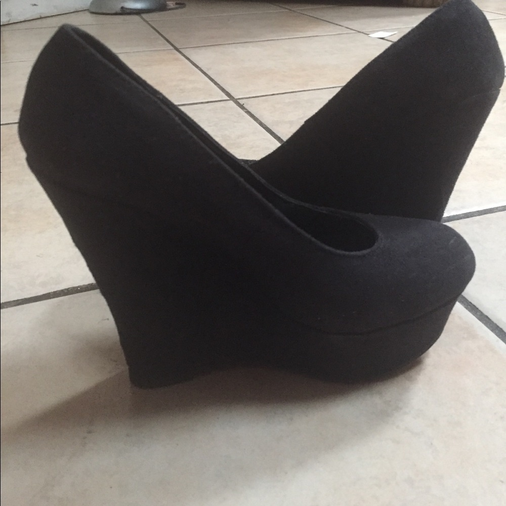 Black wedges