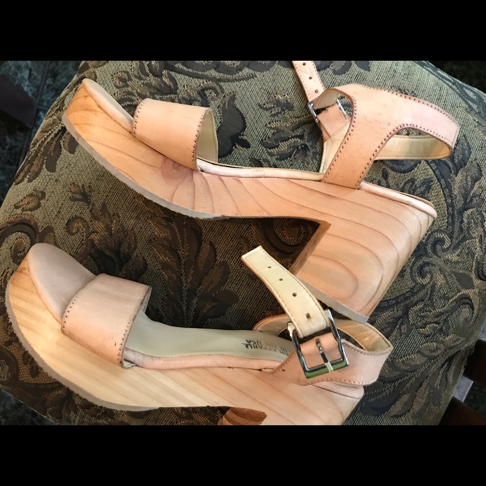 Wooden platform sandal