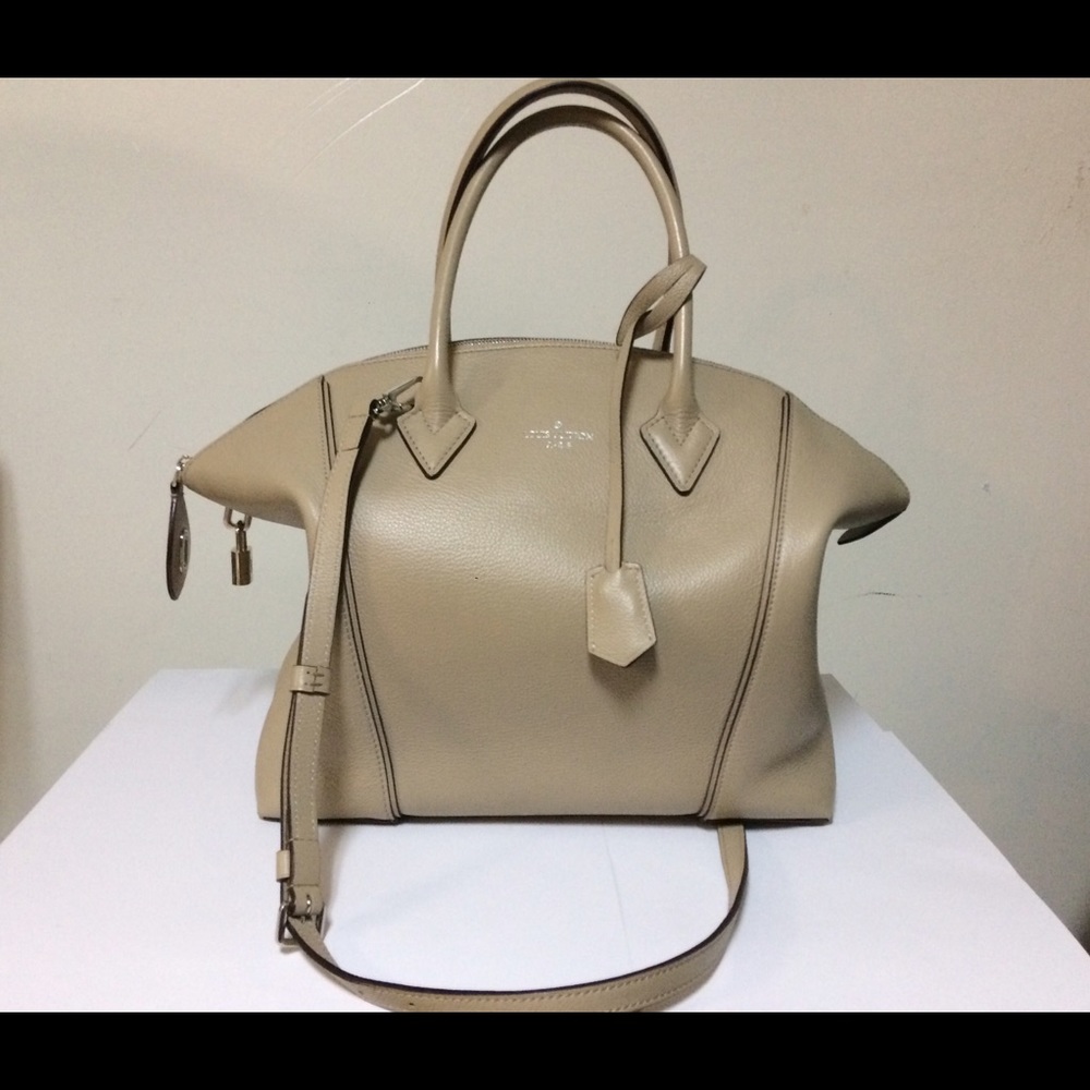 SOLD.......!!!!!!!Louis Vuitton soft lockit mm