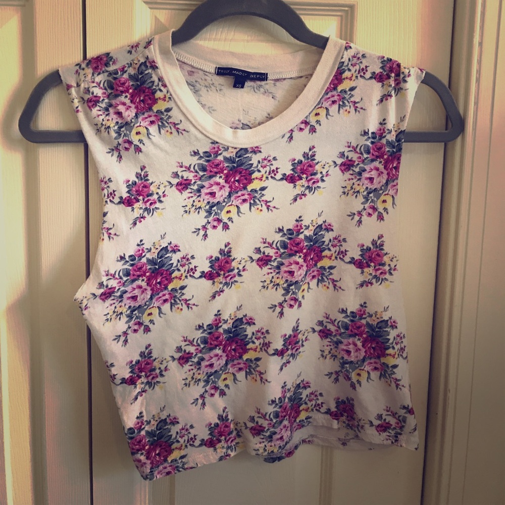 Adorable tank top from urban w flower pattern 🌺