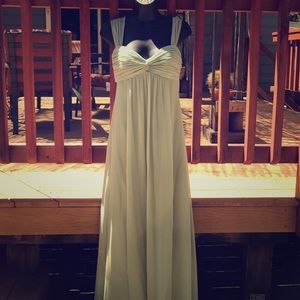 Beautiful somewhat formal dress 💃🏽