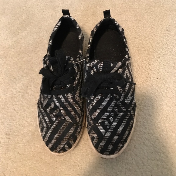 TOMS patterned sneakers - Picture 1 of 3
