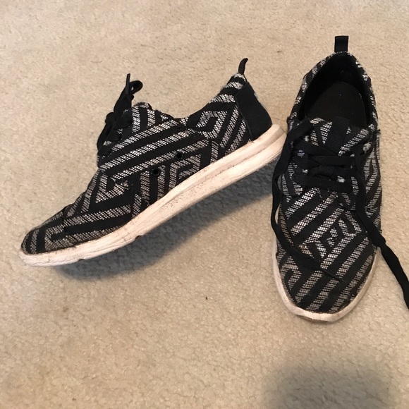 TOMS patterned sneakers - Picture 3 of 3