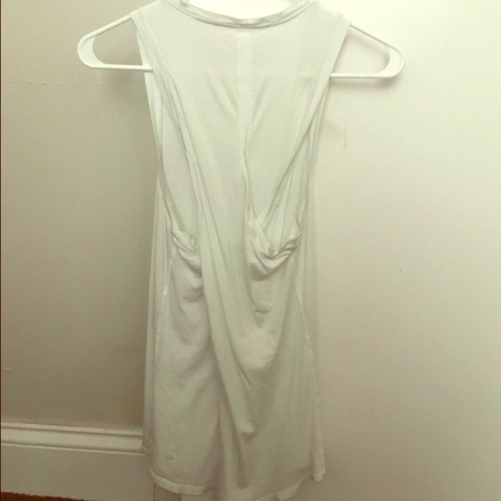 ISO Twist back tank!! Any color, size 4 or 6!