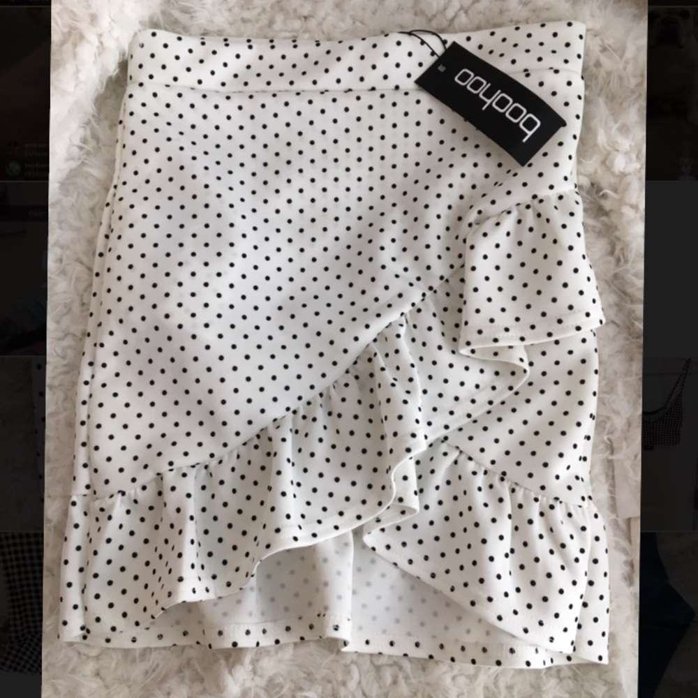 NWT Boohoo Drop ruffle hem polka dot mini skirt