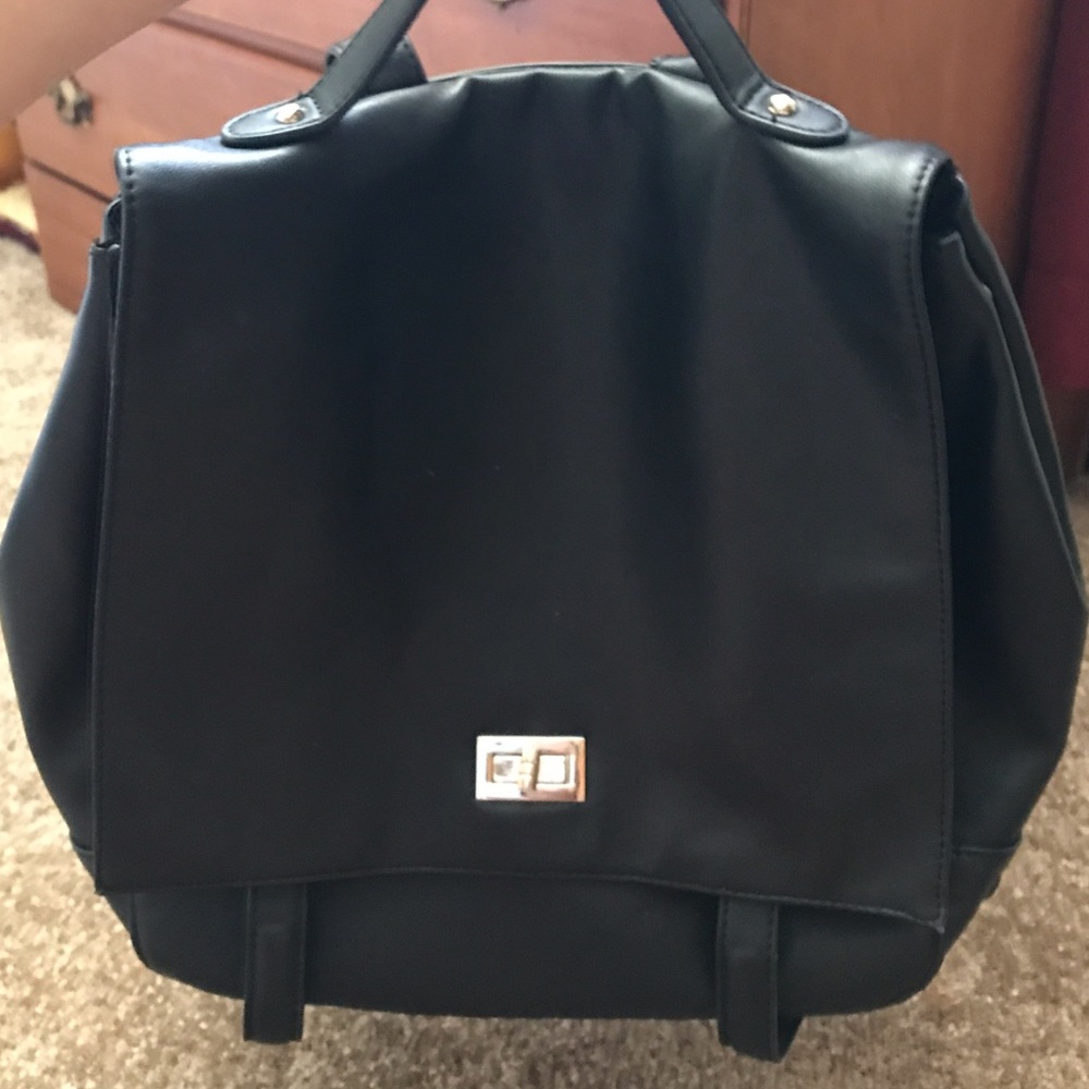 ✨MUST GO✨ F21 Black Backpack Purse