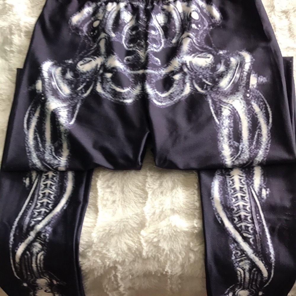 Attention all goonie/yogis- Skeleton Leggings! ☠️