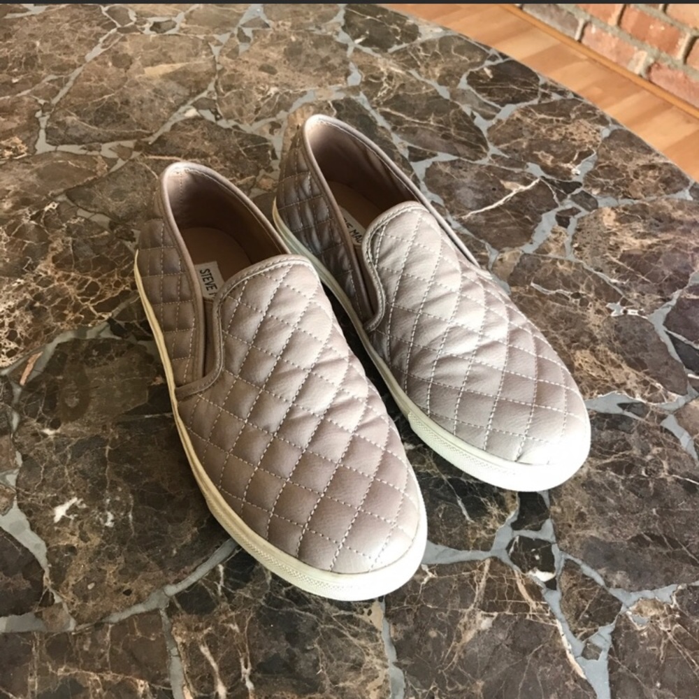 Super cute Steve Madden slip on sneakers😍