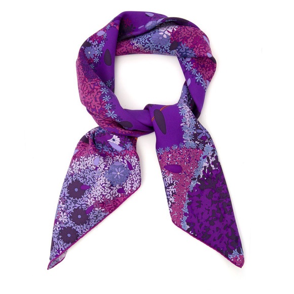 Gorgeous silk scarf by HERMES: Offrandes d'un Jour - Picture 1 of 5