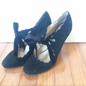 💕Black Scallop Suede Bow Heel Size 9.5💕