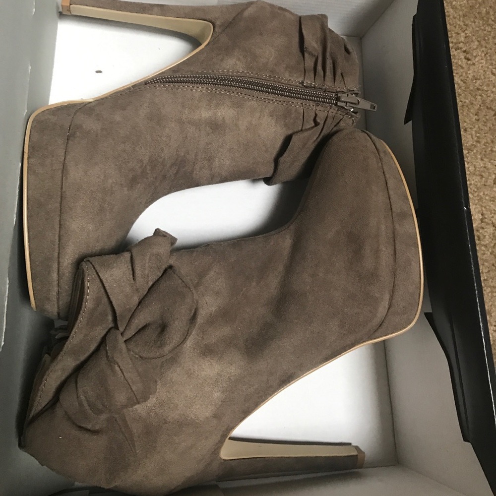 Size 8 Taupe Bow Heels