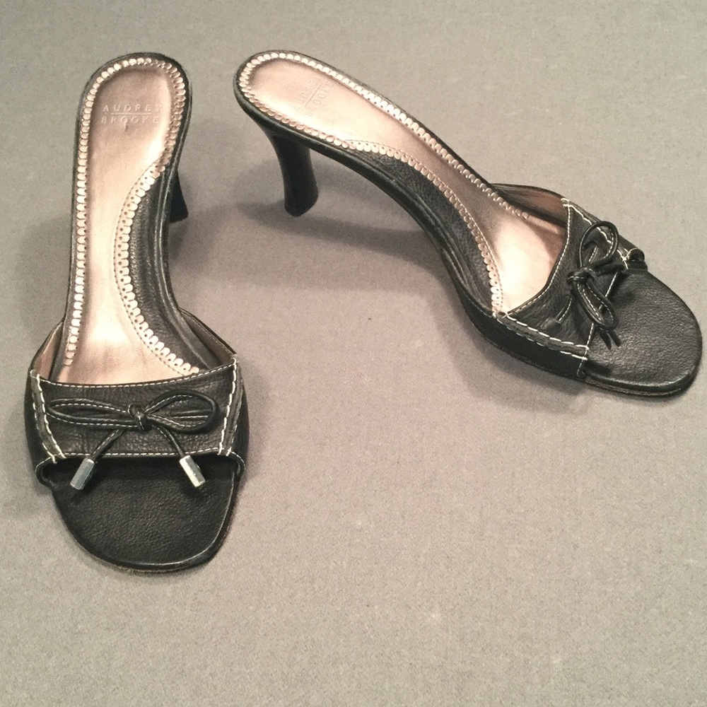 Bow tie leather sandals