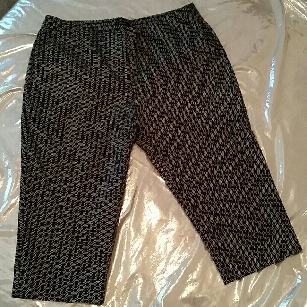 Worthington Navy Blue & White Capri Pants