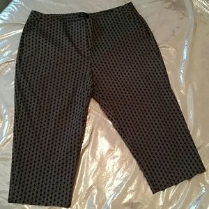 Worthington Navy Blue & White Capri Pants