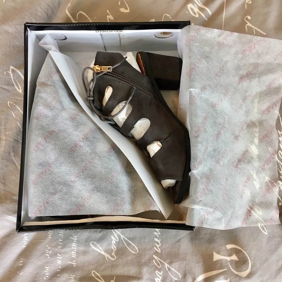 NEW Bella Marie Gladiator Style Bootie Sandals - Picture 6 of 7