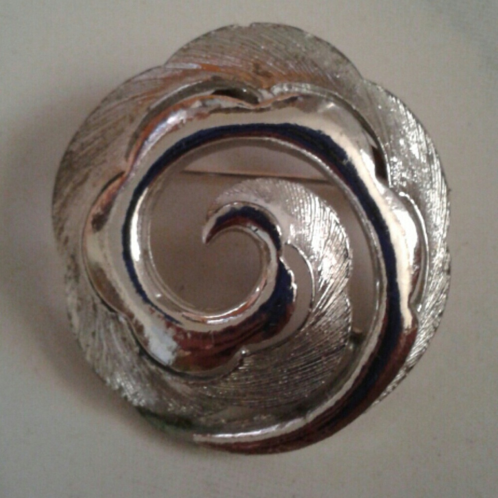 Vintage Swirl shiny silver brooch