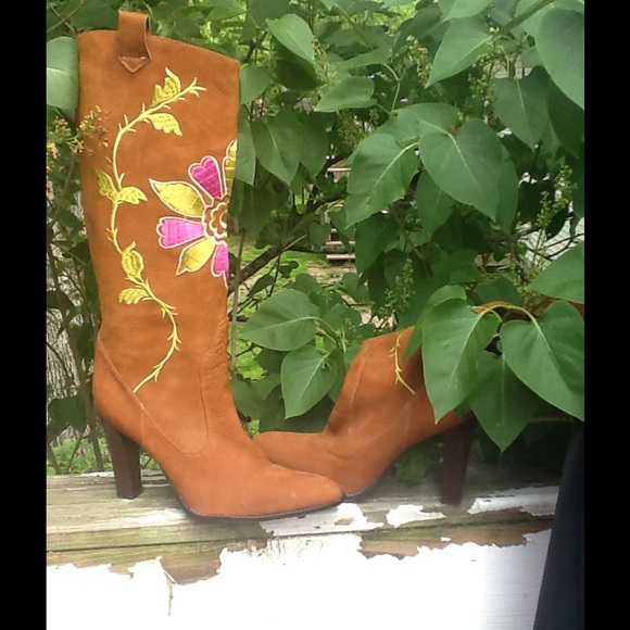 GORGEOUS Vince Camuto Embroidered Leather Boots - Picture 1 of 5