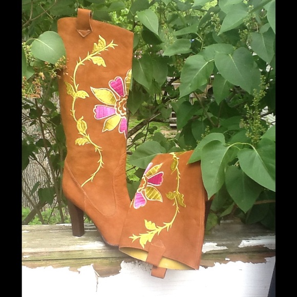 GORGEOUS Vince Camuto Embroidered Leather Boots - Picture 2 of 5