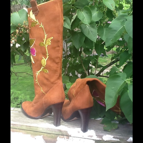 GORGEOUS Vince Camuto Embroidered Leather Boots - Picture 3 of 5
