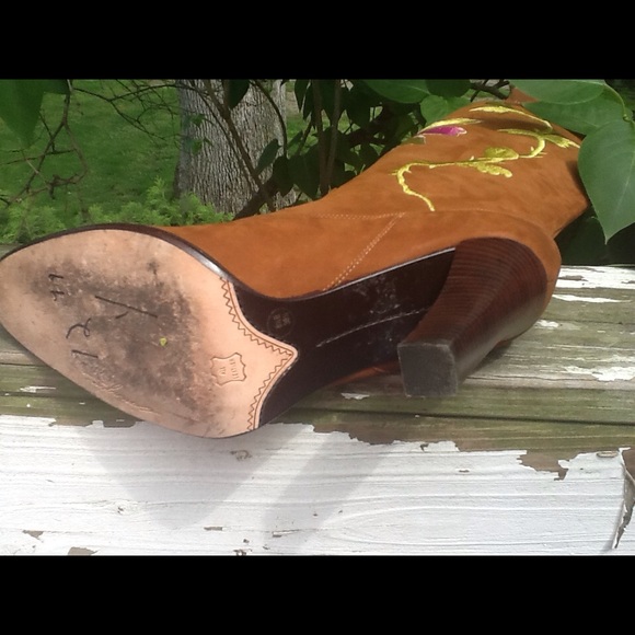 GORGEOUS Vince Camuto Embroidered Leather Boots - Picture 4 of 5