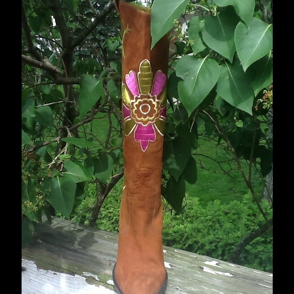 GORGEOUS Vince Camuto Embroidered Leather Boots - Picture 5 of 5