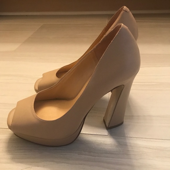 Gianni Bini Nude Pumps - Picture 2 of 3