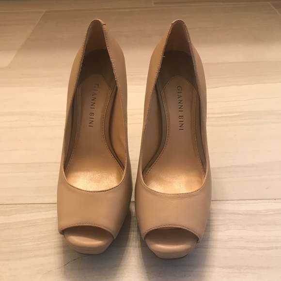 Gianni Bini Nude Pumps - Picture 3 of 3