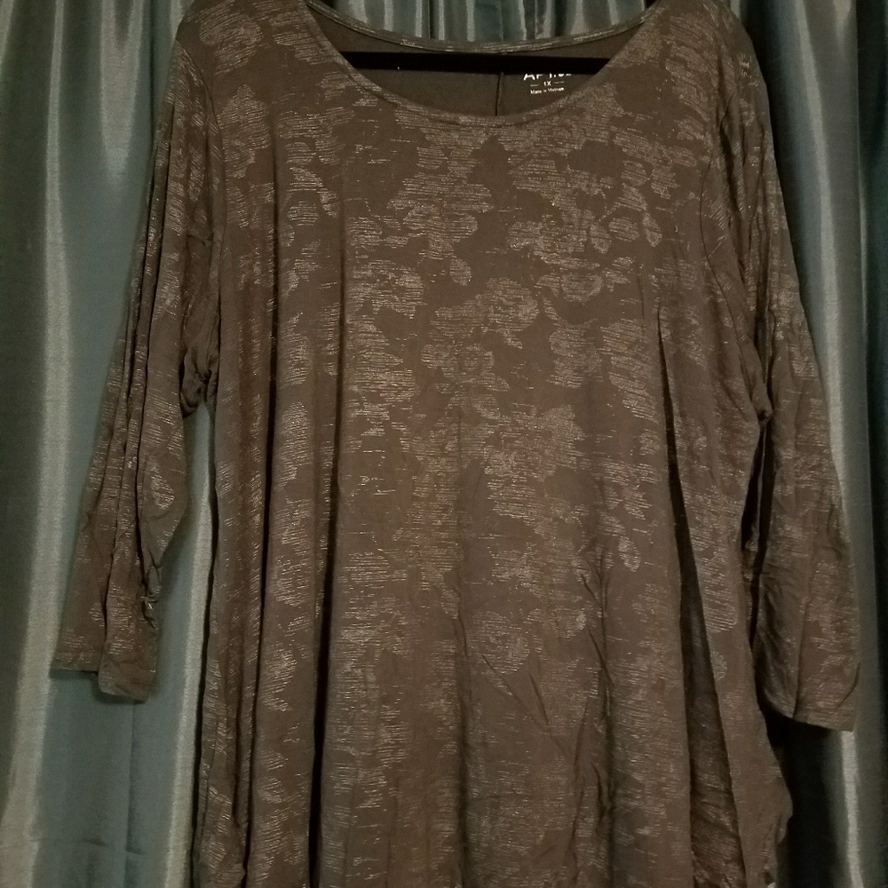 3/4 sleeve silver flowy blouse