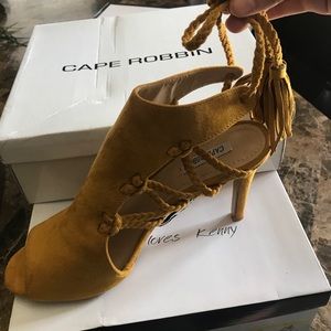 Mustard mid high shoe