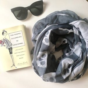 gray / skull scarf