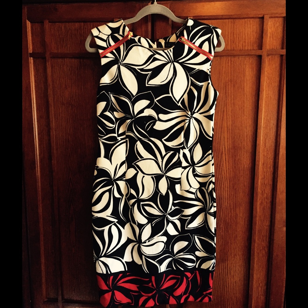 Cute dress. Tag still on. Stretchy material.
