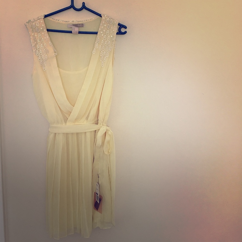 NWT. F21 fresh Daisy yellow chiffon dress