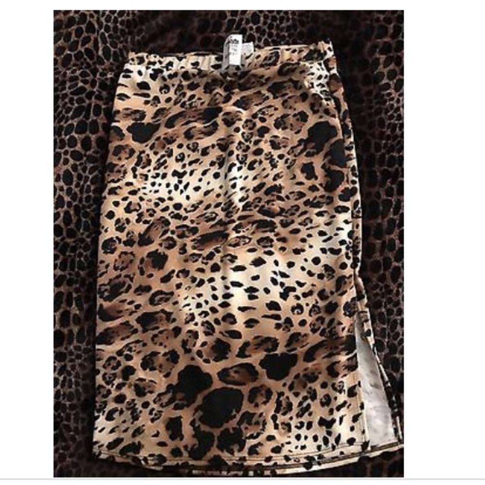 Knee length leopard print skirt