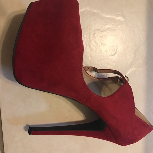 Red pump - Picture 4 of 4