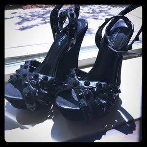 Black femme fetale wedge