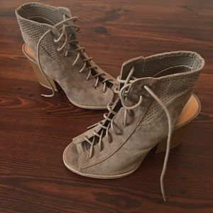 Women's - size 6 - Lace Up Heels