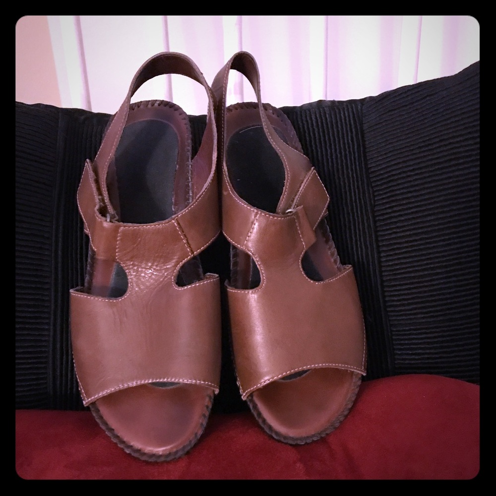 Auditions brown sandals.