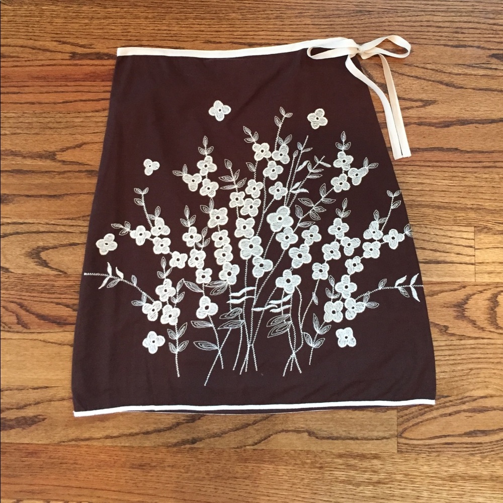 Comfortable brown skirt with cream flower accents
